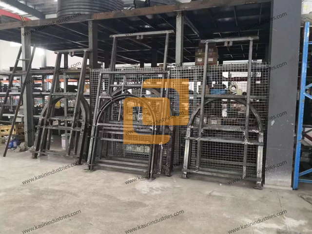 Sistem de transport monoșină inversată pentru mașină transportoare cu lanțuri spiralate